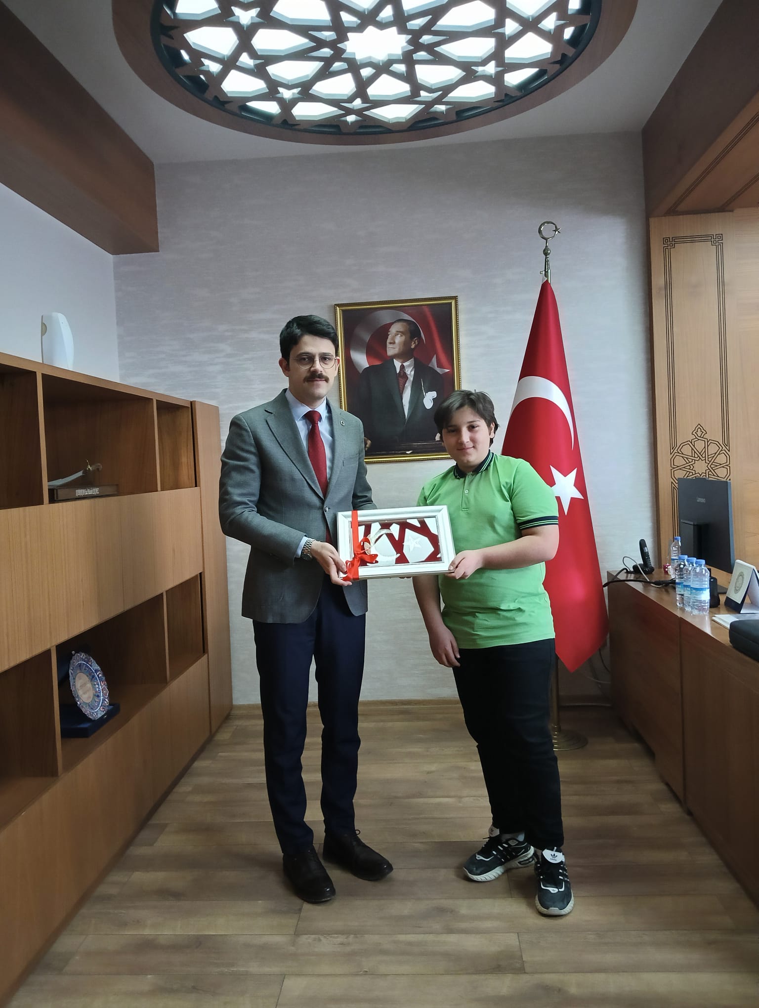 Öğrencilerden Kaymakam Eskimez'e anlamlı hediye