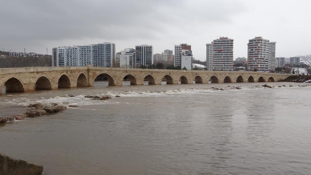 Eriyen karlar Kızılırmak’ı coşturdu