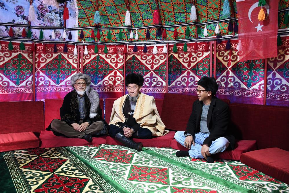 Kırgız aksakallıları otağ çadırında geçmişi yâd ediyor