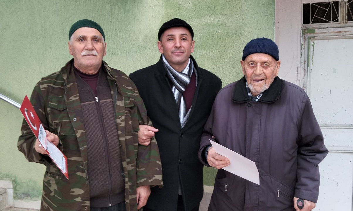 Muhtarın bayrak sevgisi imsakiyeye yansıdı