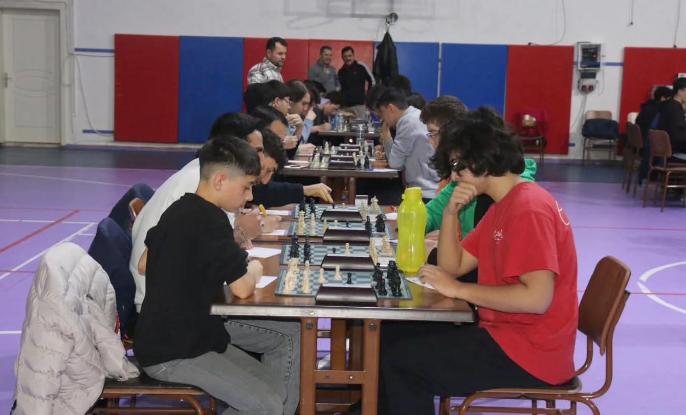 Sivas’ta gençler satrançta ter döktü