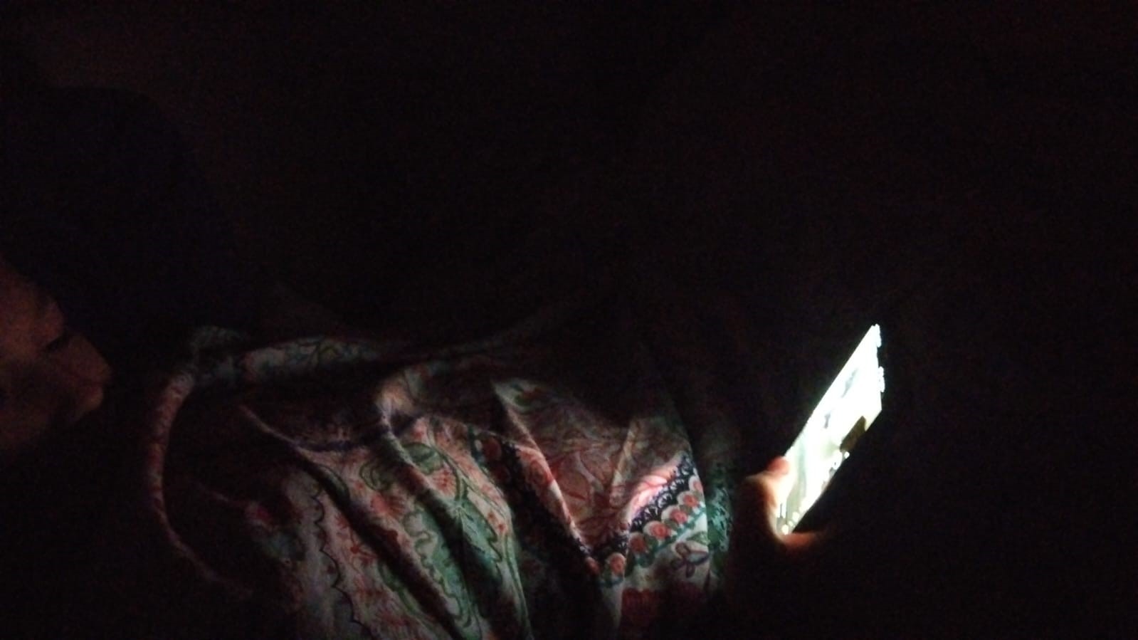 Karanlık ortamda cep telefonu kullananlar dikkat!