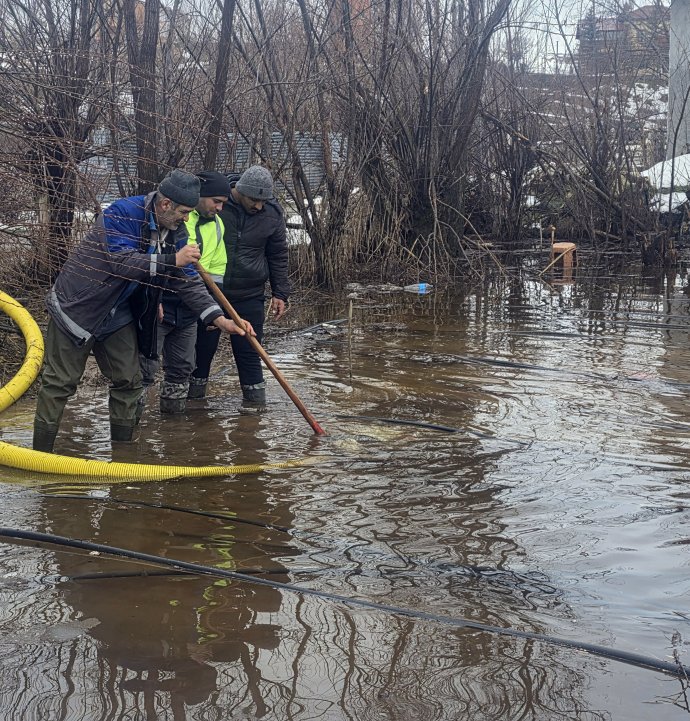 Sivas'ta eriyen kar suları taşkına neden oldu