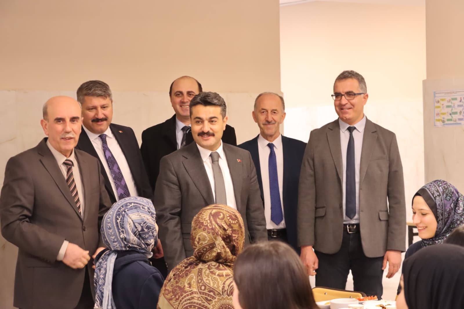 Erdoğan, öğrencilerle aynı sofrada