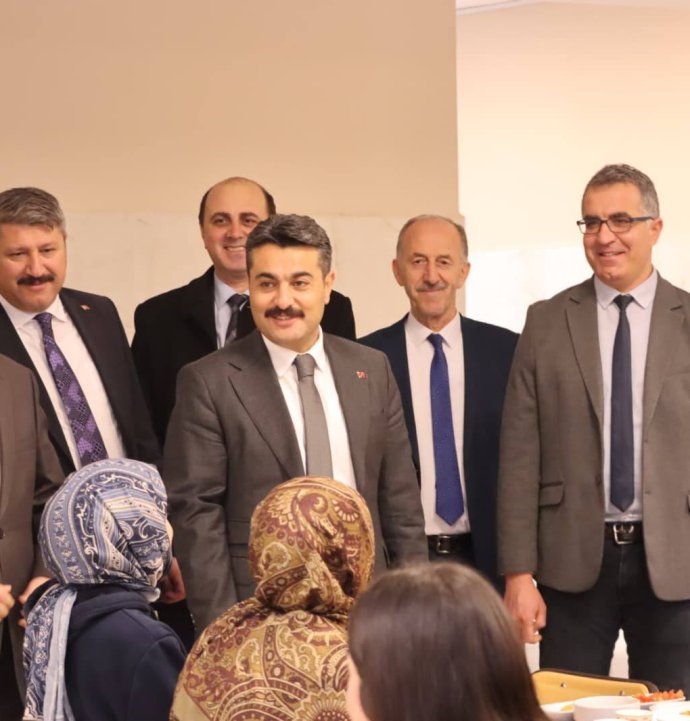 Erdoğan, öğrencilerle aynı sofrada