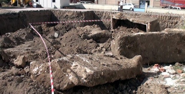 Okul Temel Kazısından İki Adet Lahit Çıktı