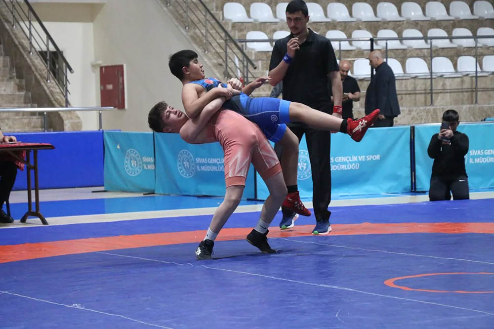 Genç pehlivanlar mindere çıktı