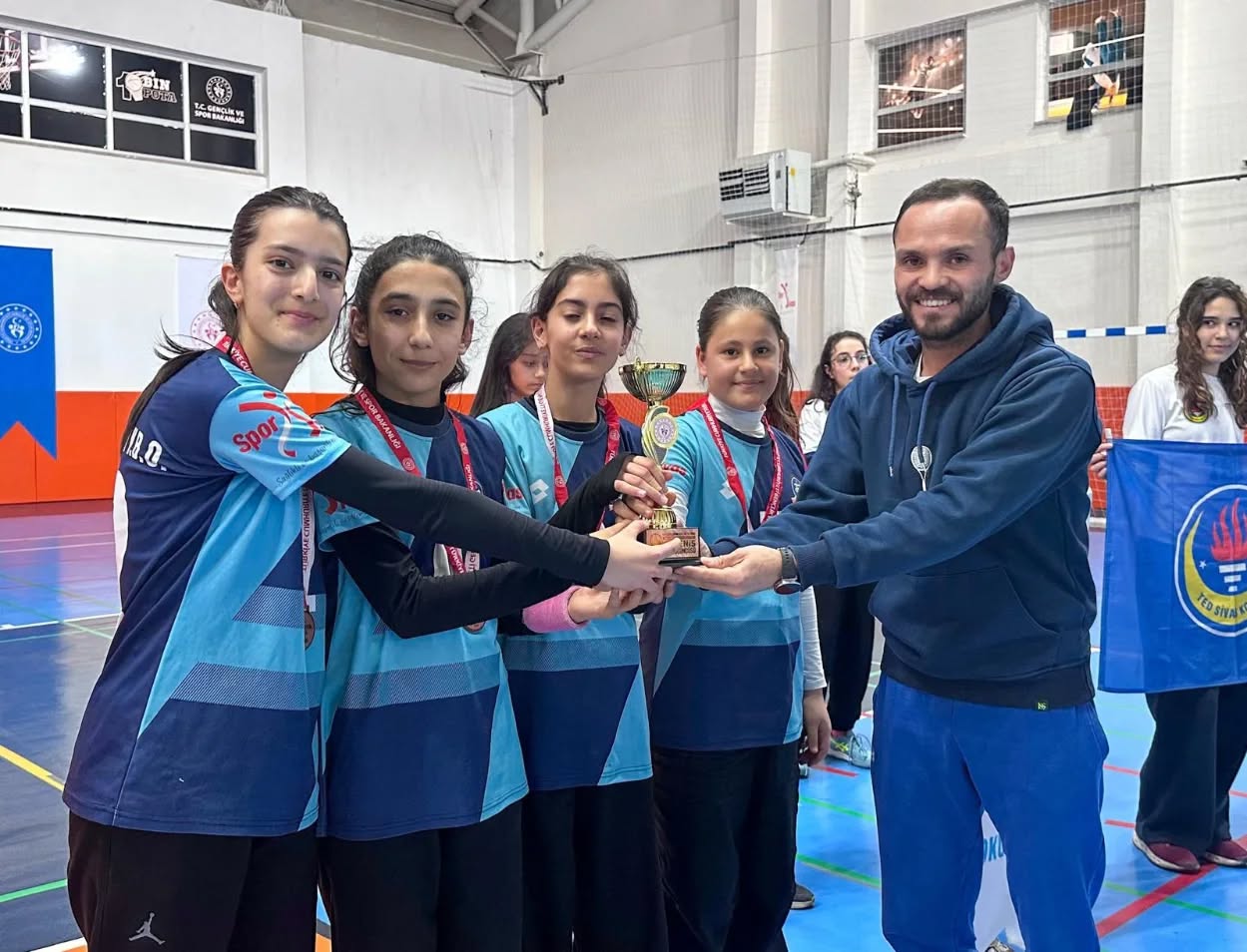 Genç raketler kortta yarıştı