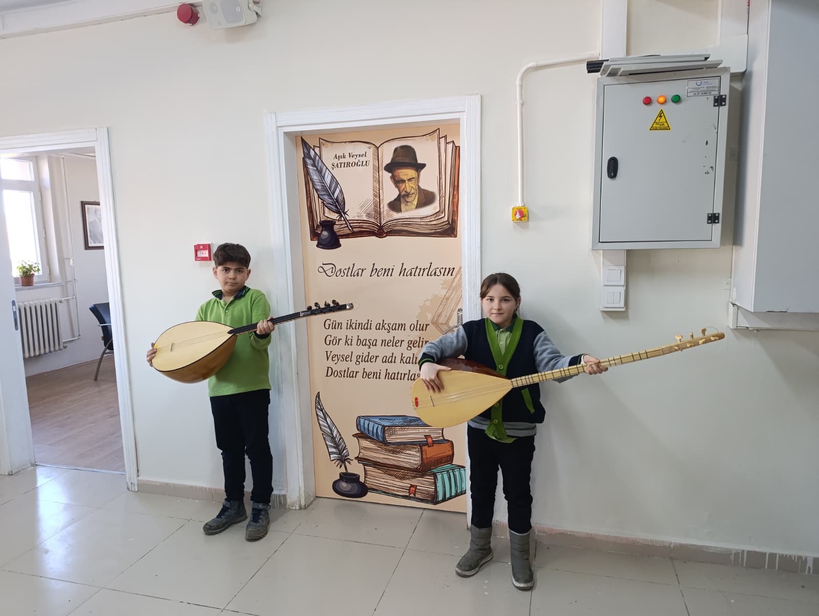 Sivas'ta sınıf kapıları Atatürk ve Aşık Veysel’le renklendi