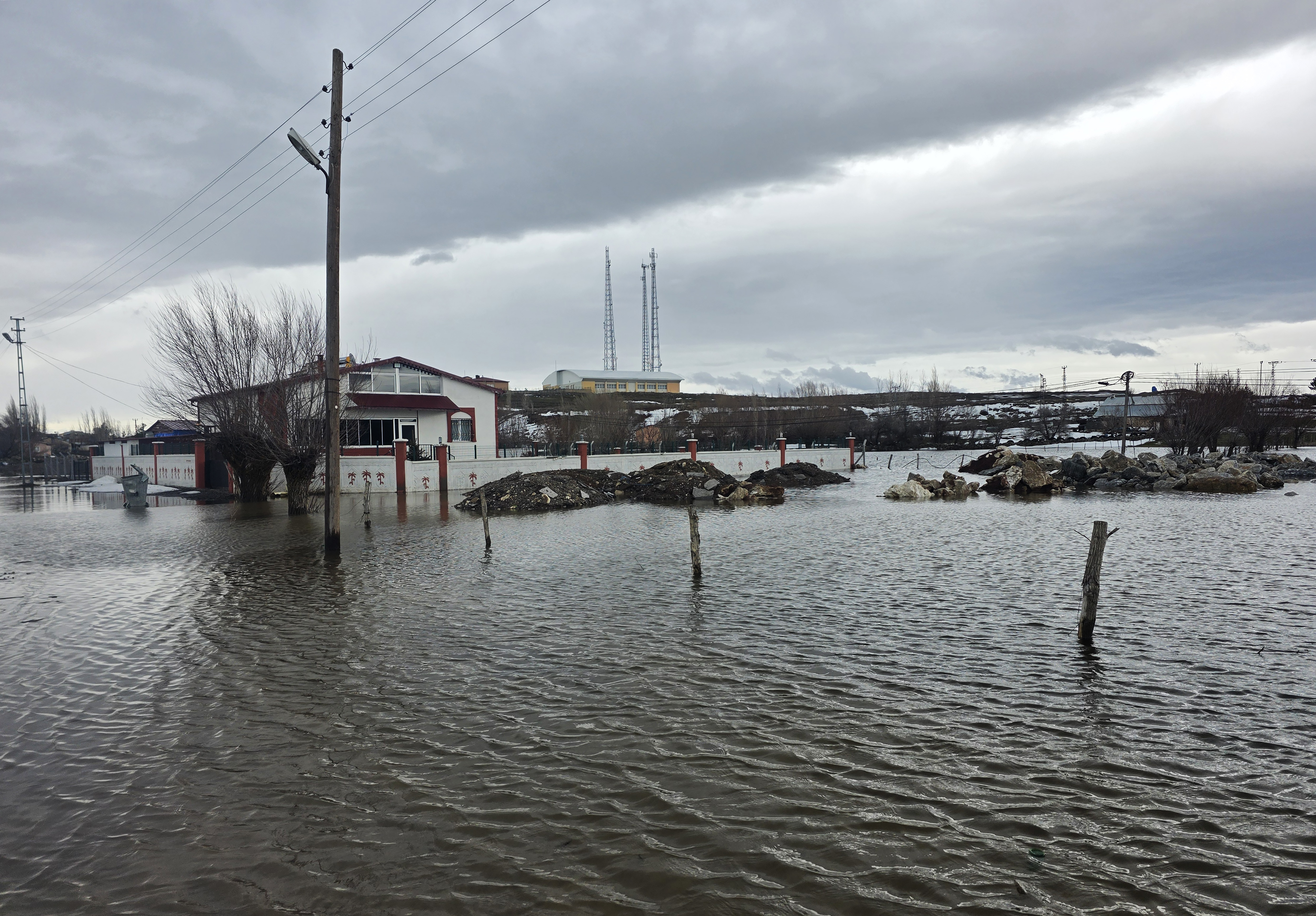 Hafik'te su baskınları hayatı olumsuz etkiledi