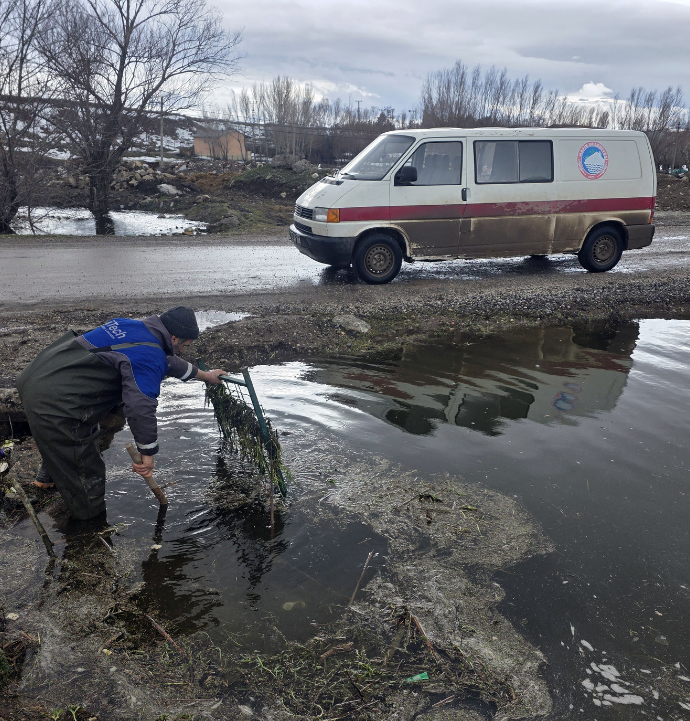 Hafik'te su baskınları hayatı olumsuz etkiledi