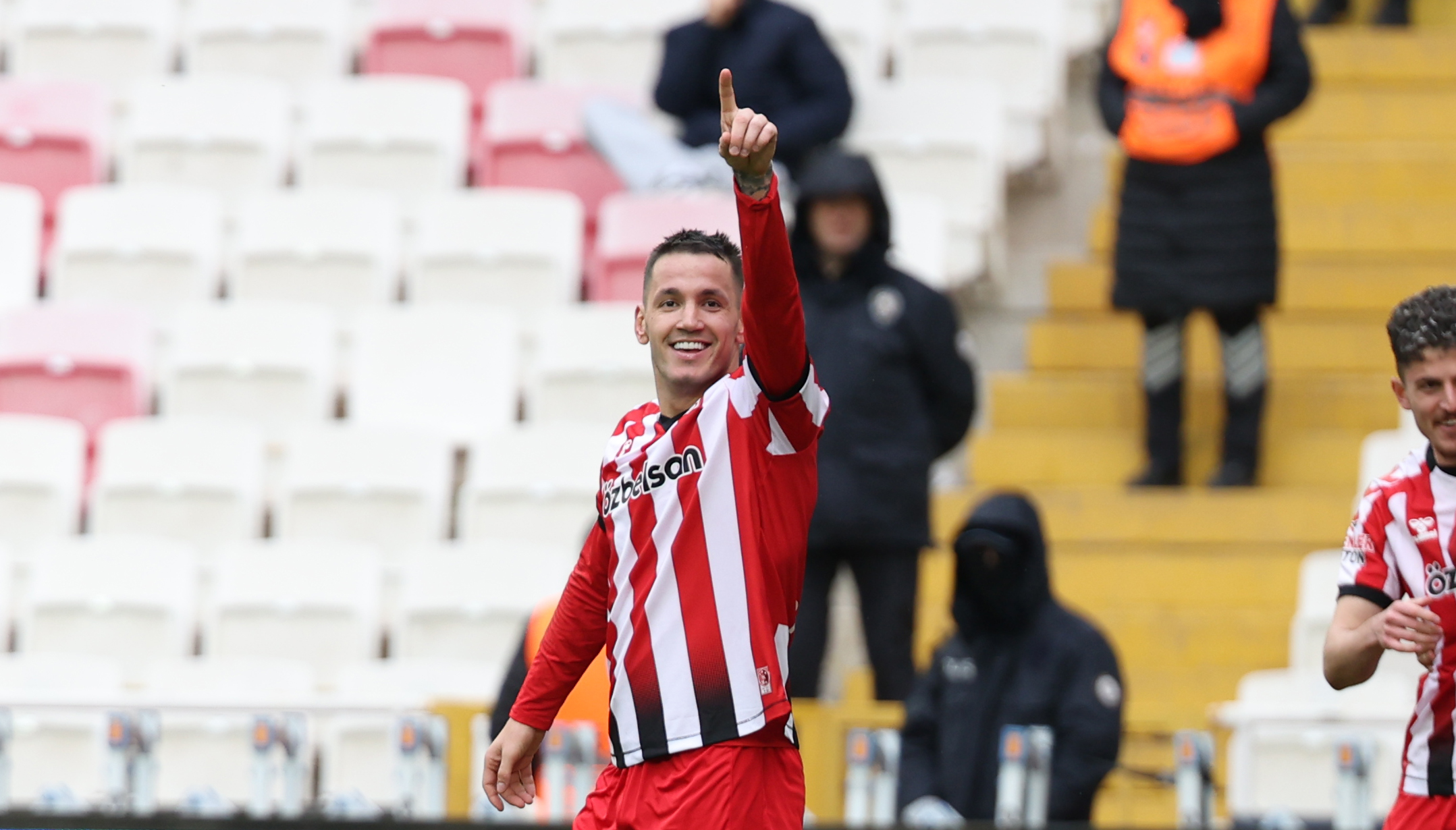 Rey Manaj golle tanıştı