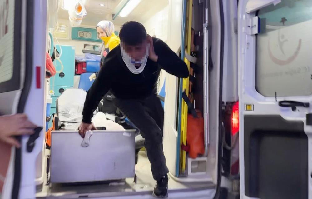 Sedyeden atlayıp gazetecilere saldırdılar