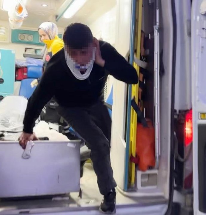 Sedyeden atlayıp gazetecilere saldırdılar