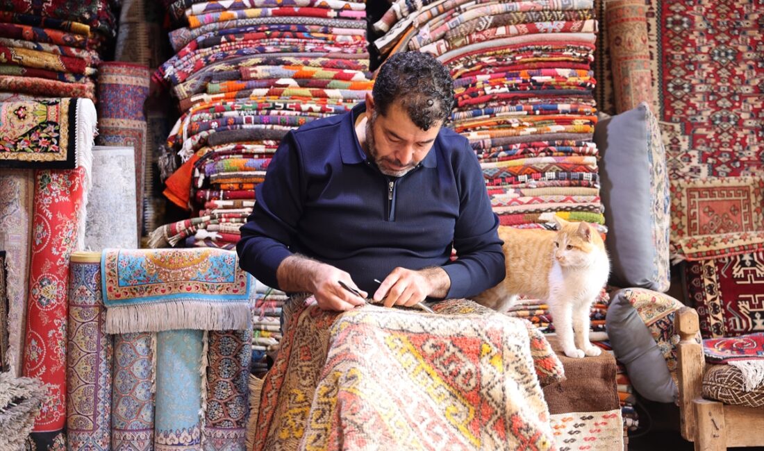 Eski halı ve kilimleri onarıyor
