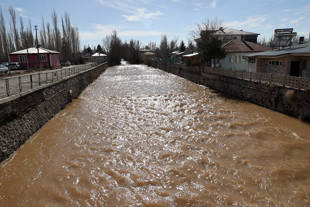 Sivas'ta tarım azarileri su altında kaldı
