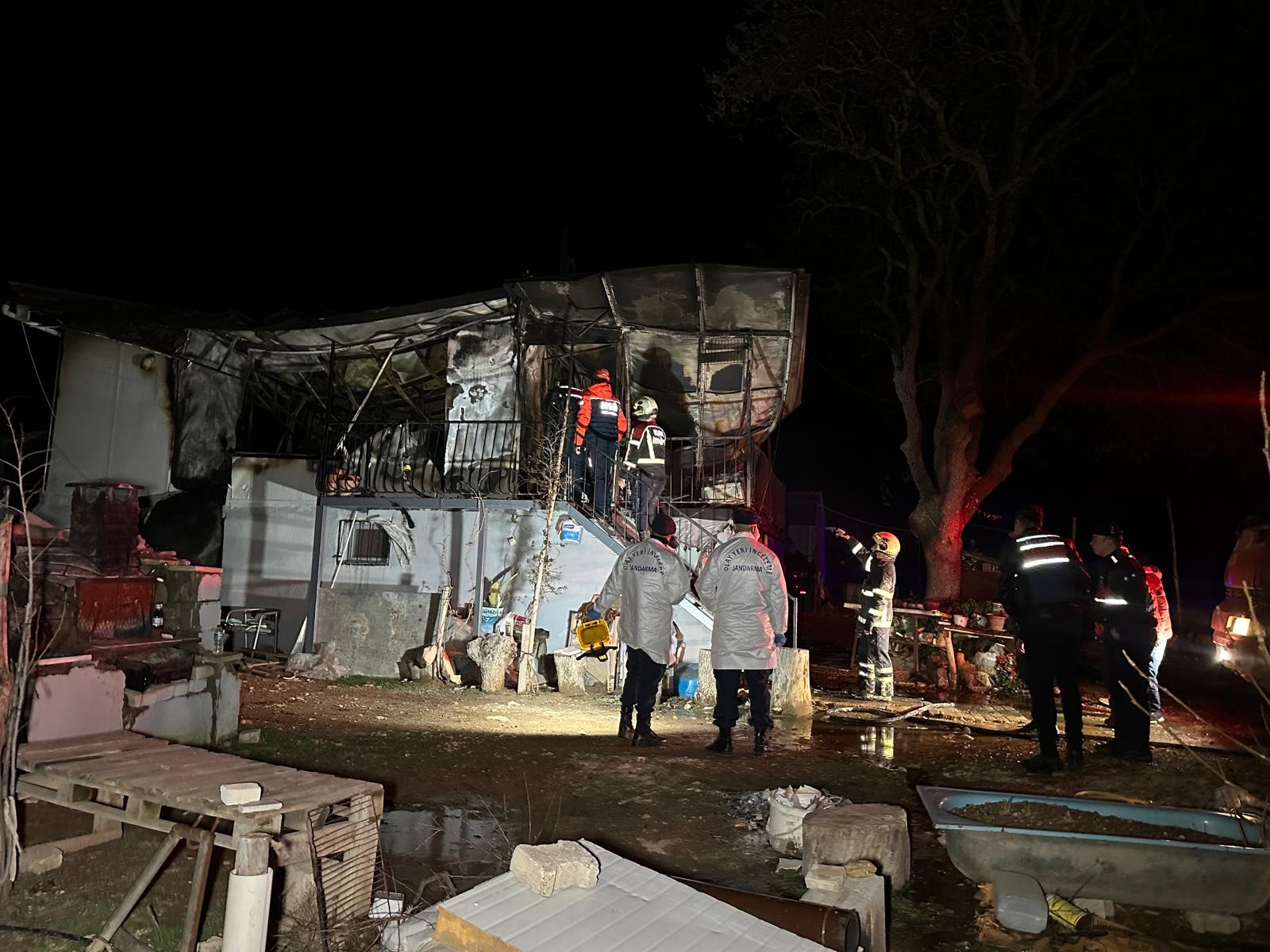 Sivaslı ilçesinde çıkan yangında karı-koca öldü