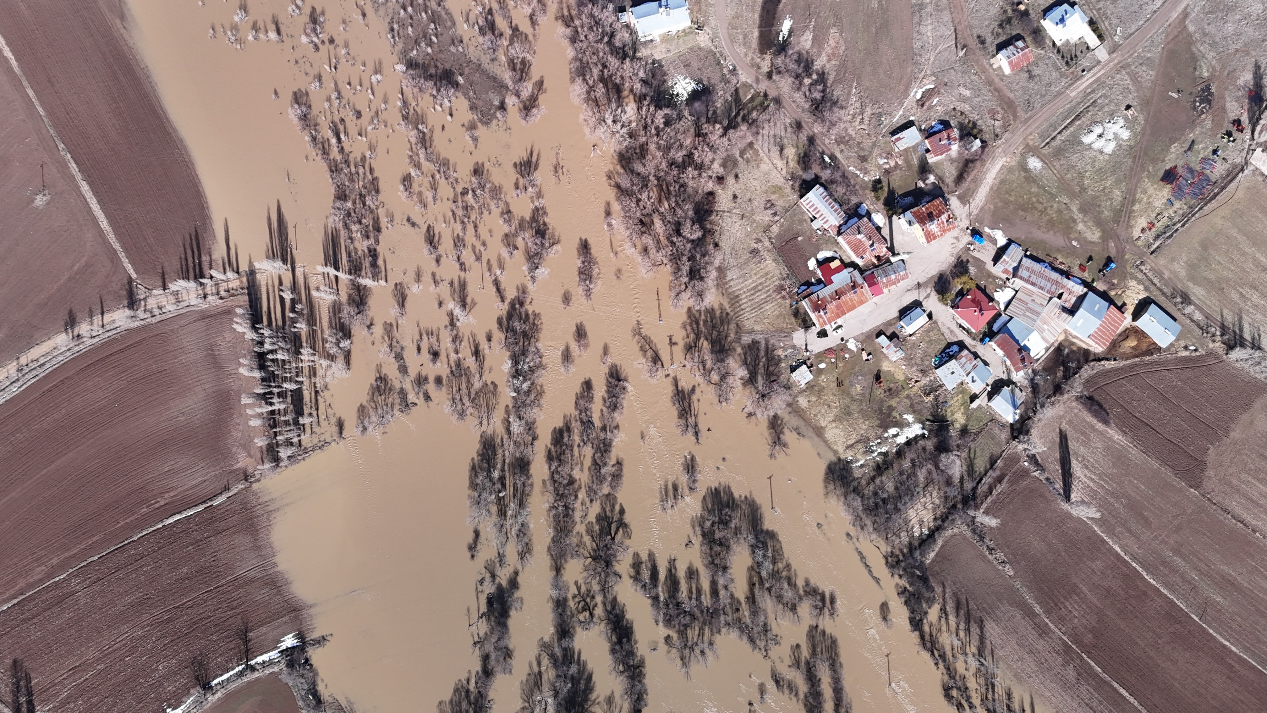 Sivas'ta köy yolları sular altında kaldı