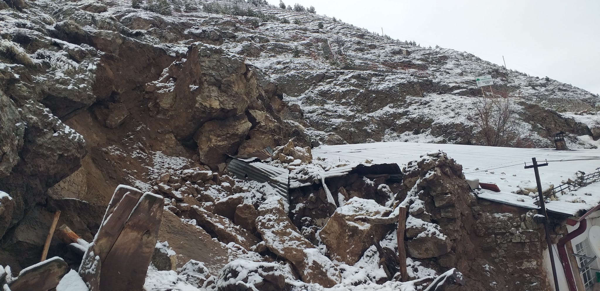 Sivas'ta yamaçtan kopan kayalar tehlike saçtı