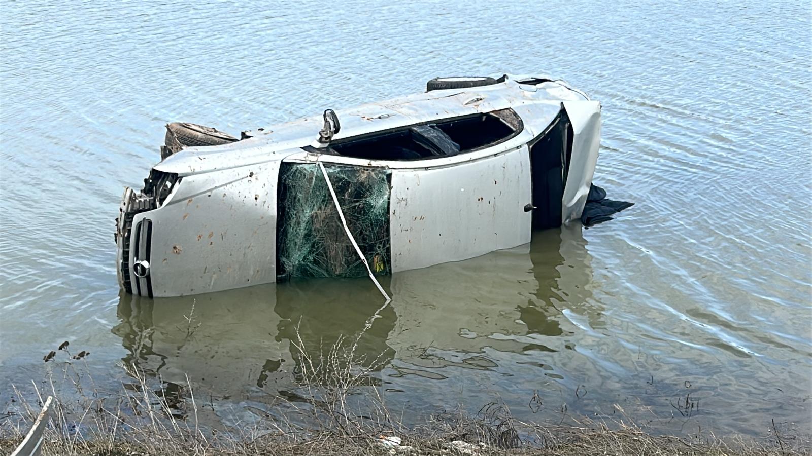 Sivas'ta kontrolden çıkan araç su birikintisine devrildi!