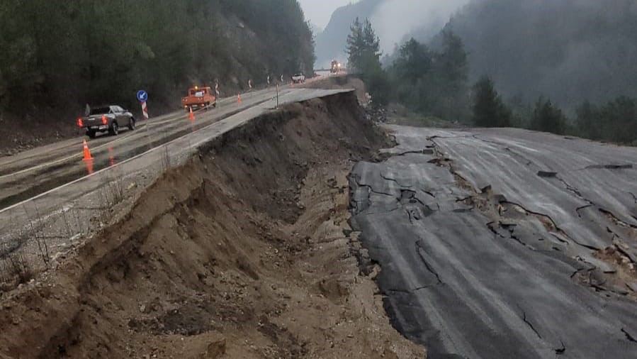 Sivas yolunda korkutan heyelan! Ambulans helikopter pisti zarar gördü