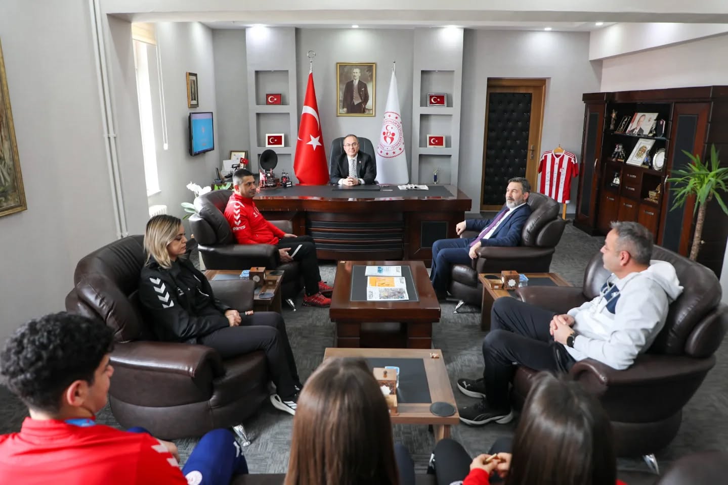 Başarılı sporculardan Şahin Ertem'e ziyaret!