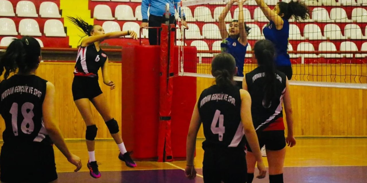 Yıldız kızlar filede yarıştı