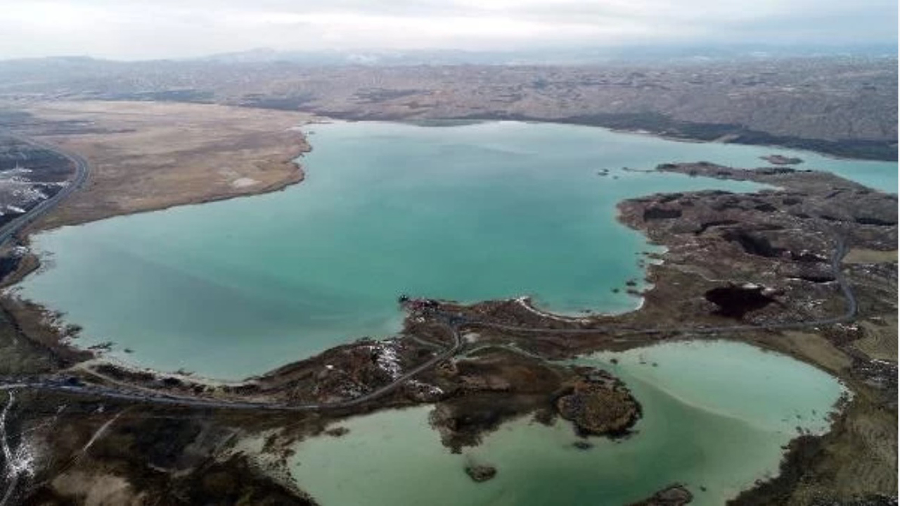 Eriyen kar suları nedeniyle Tödürge Gölü taştı