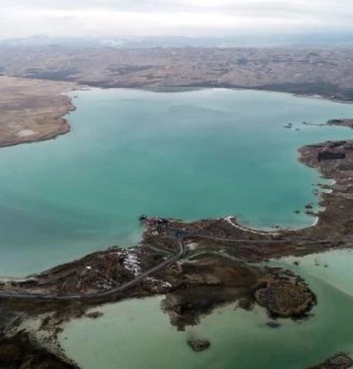 Eriyen kar suları nedeniyle Tödürge Gölü taştı