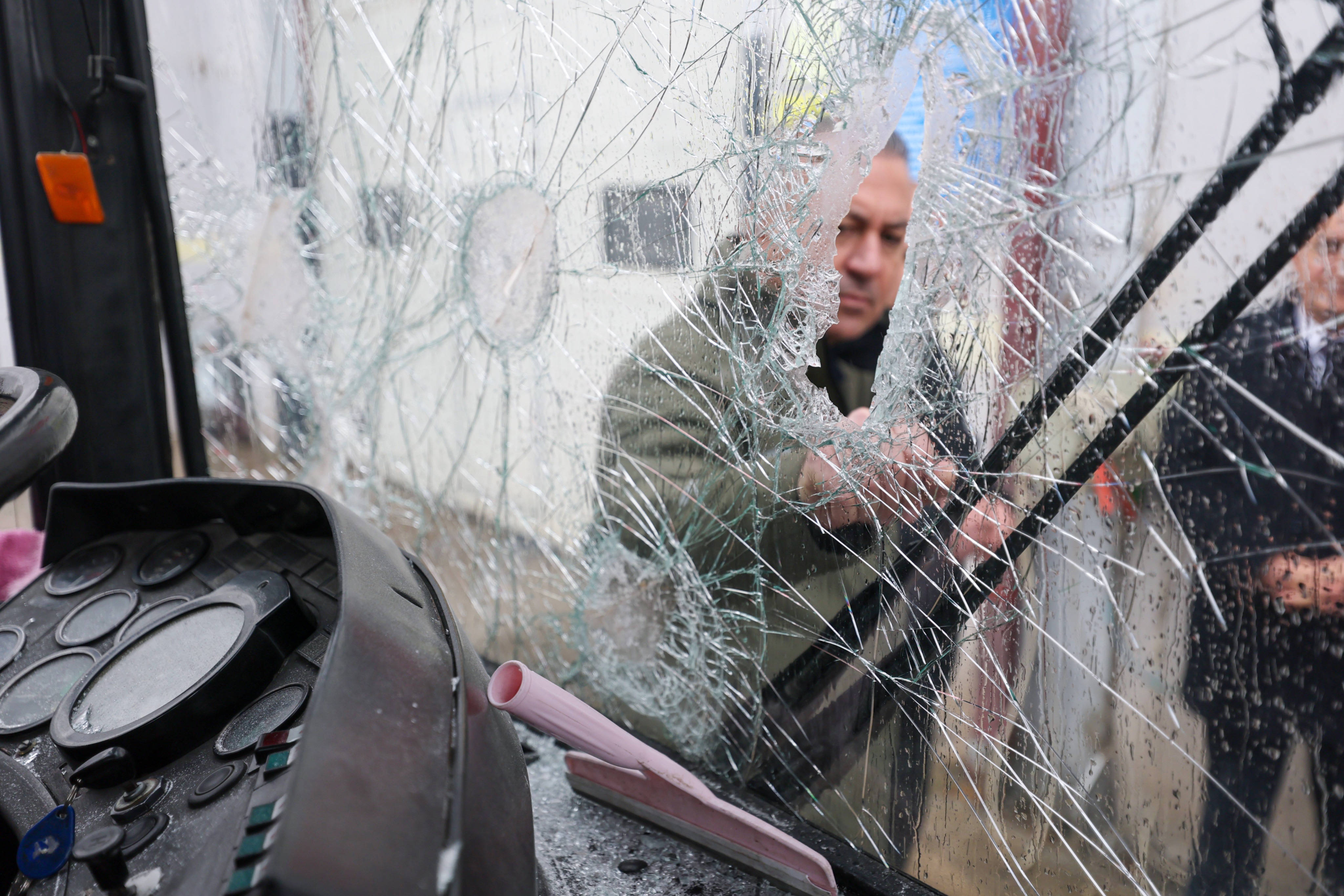 Son dakika:  Sivas’ta belediyeye ait servis aracına saldırı