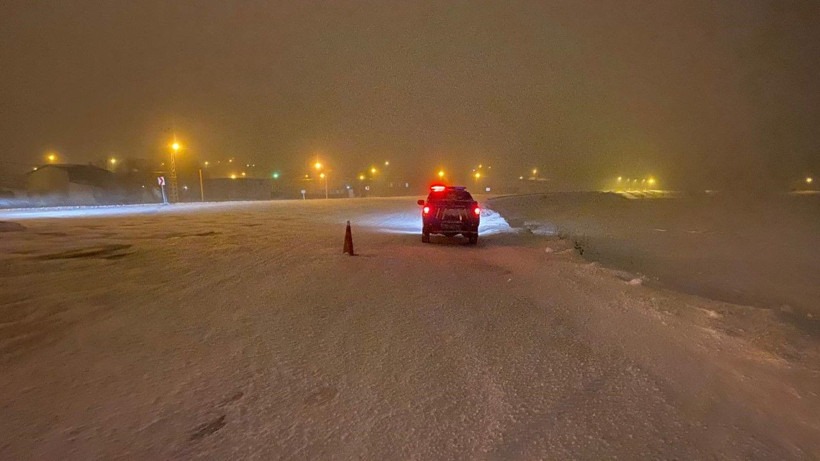Sivas'ta tır ve çekici trafiğine kar engeli