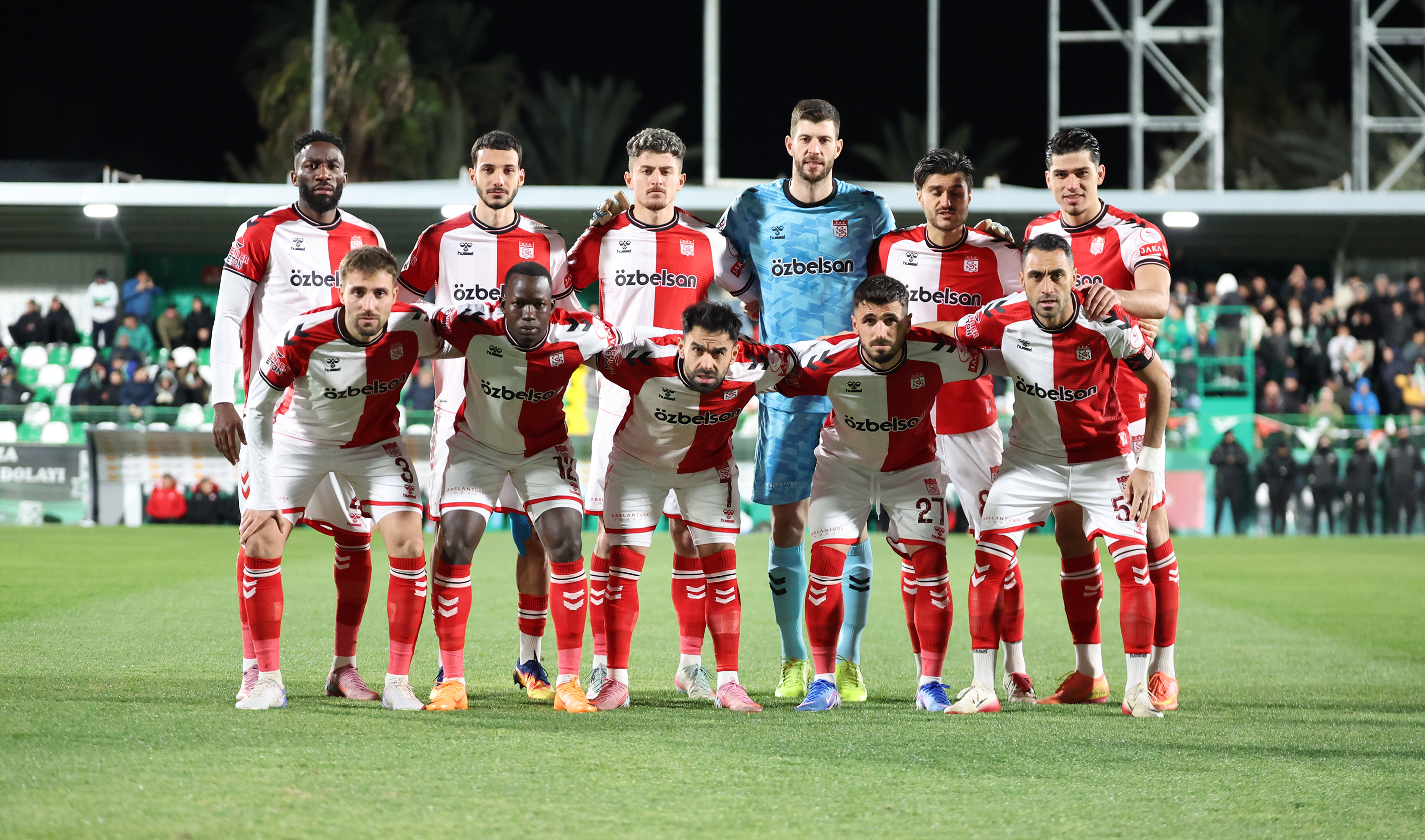 Sivasspor parçalı formayla sahada!