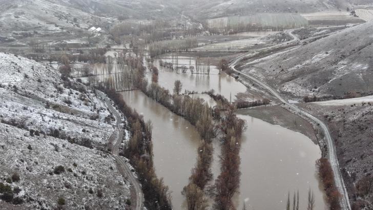 Sivas'ta ırmak taştı, araziler su altında kaldı!