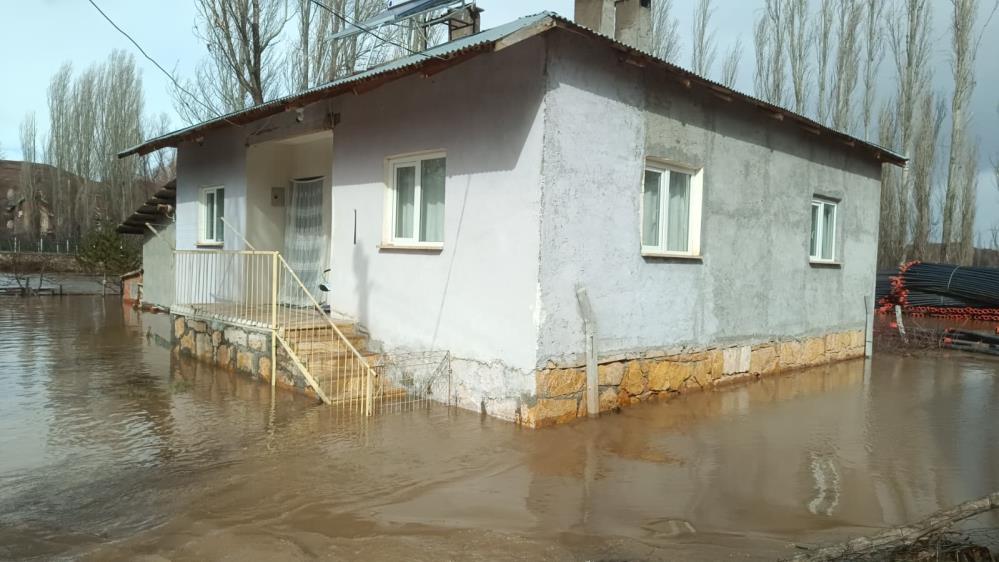 Sivas'ta tarım arazileri suya gömüldü