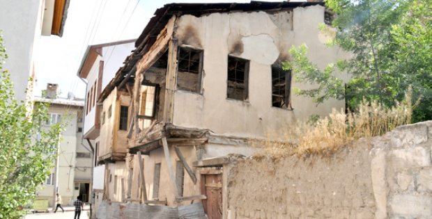 Harabe Konak Korku Saçıyor