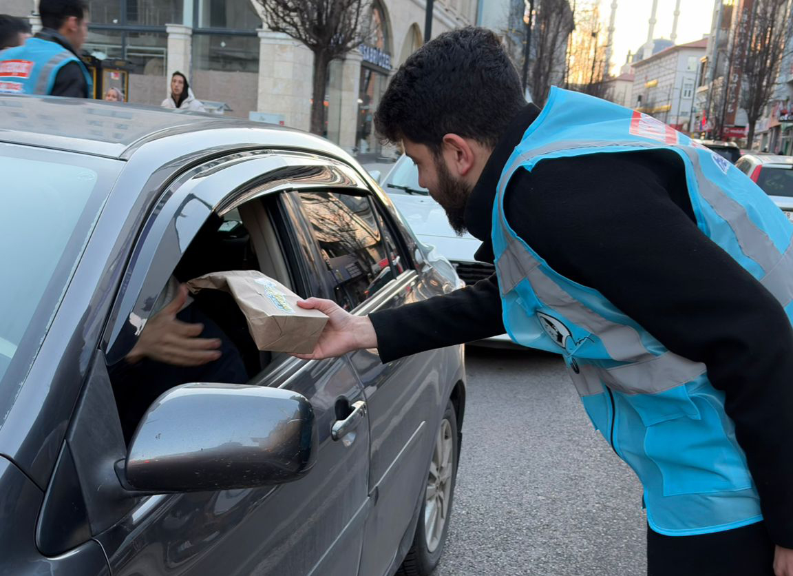 AK Gençlik’ten ‘İftara 5 Kala’ ikramı