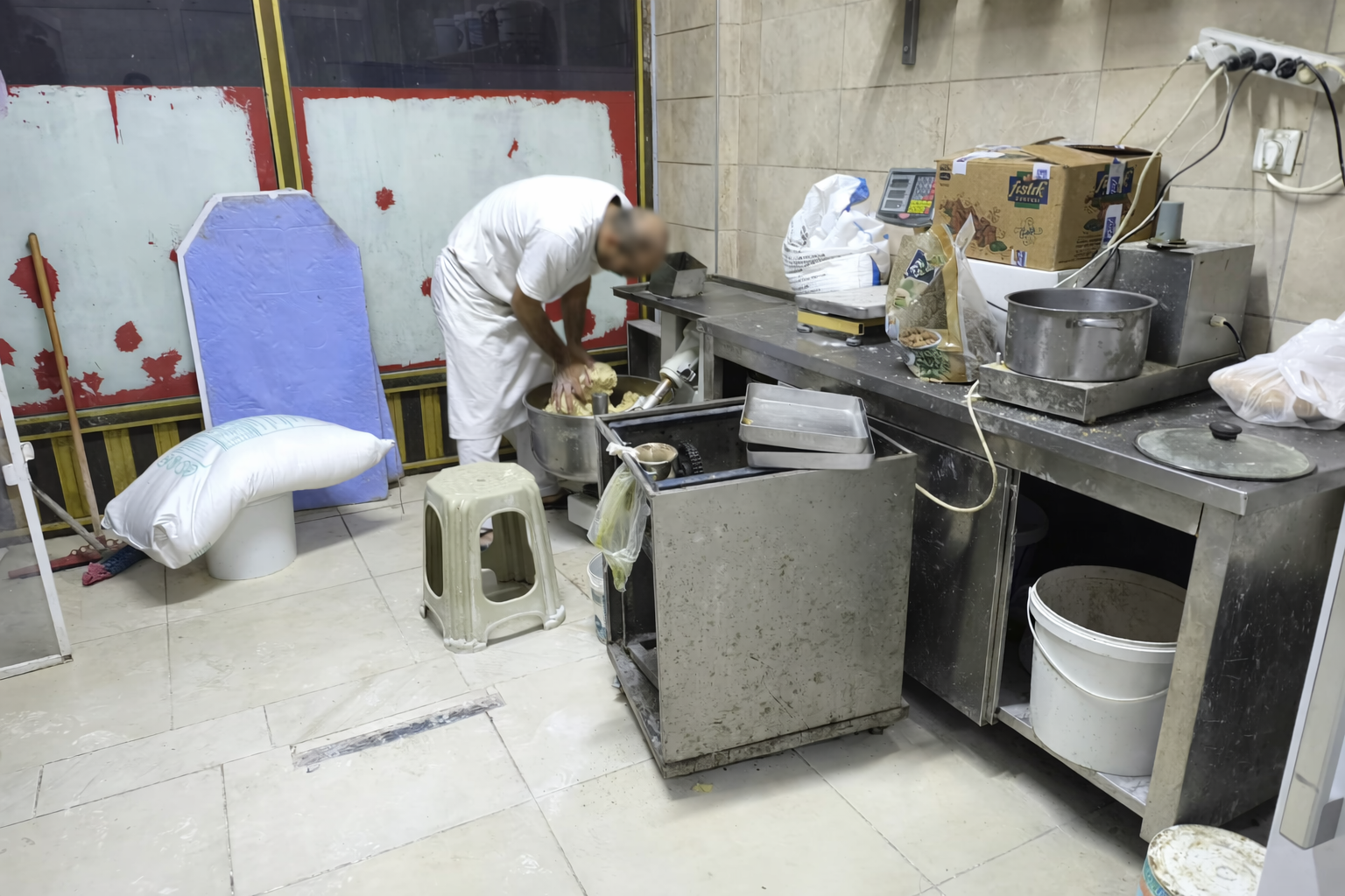 Çalışanın, ayaklarıyla hamur çiğnediği imalathane mühürlendi