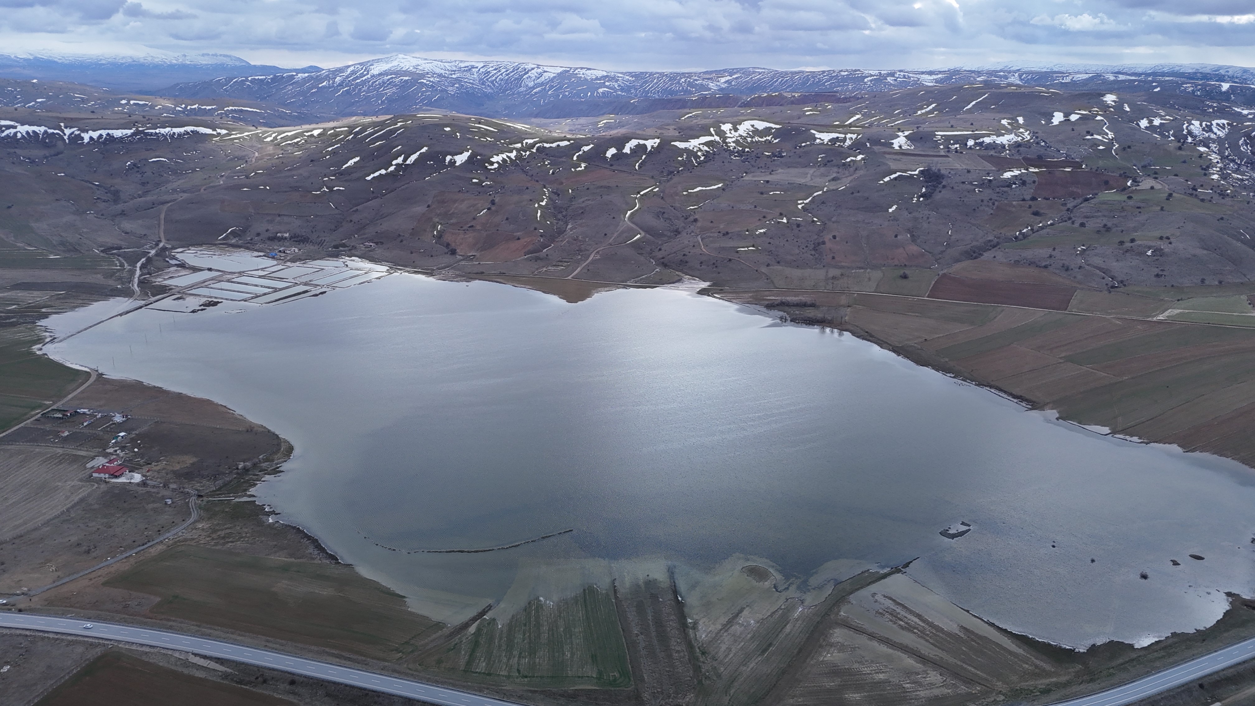 Yaz aylarında tamamen kuruyan göl, yeniden su tuttu