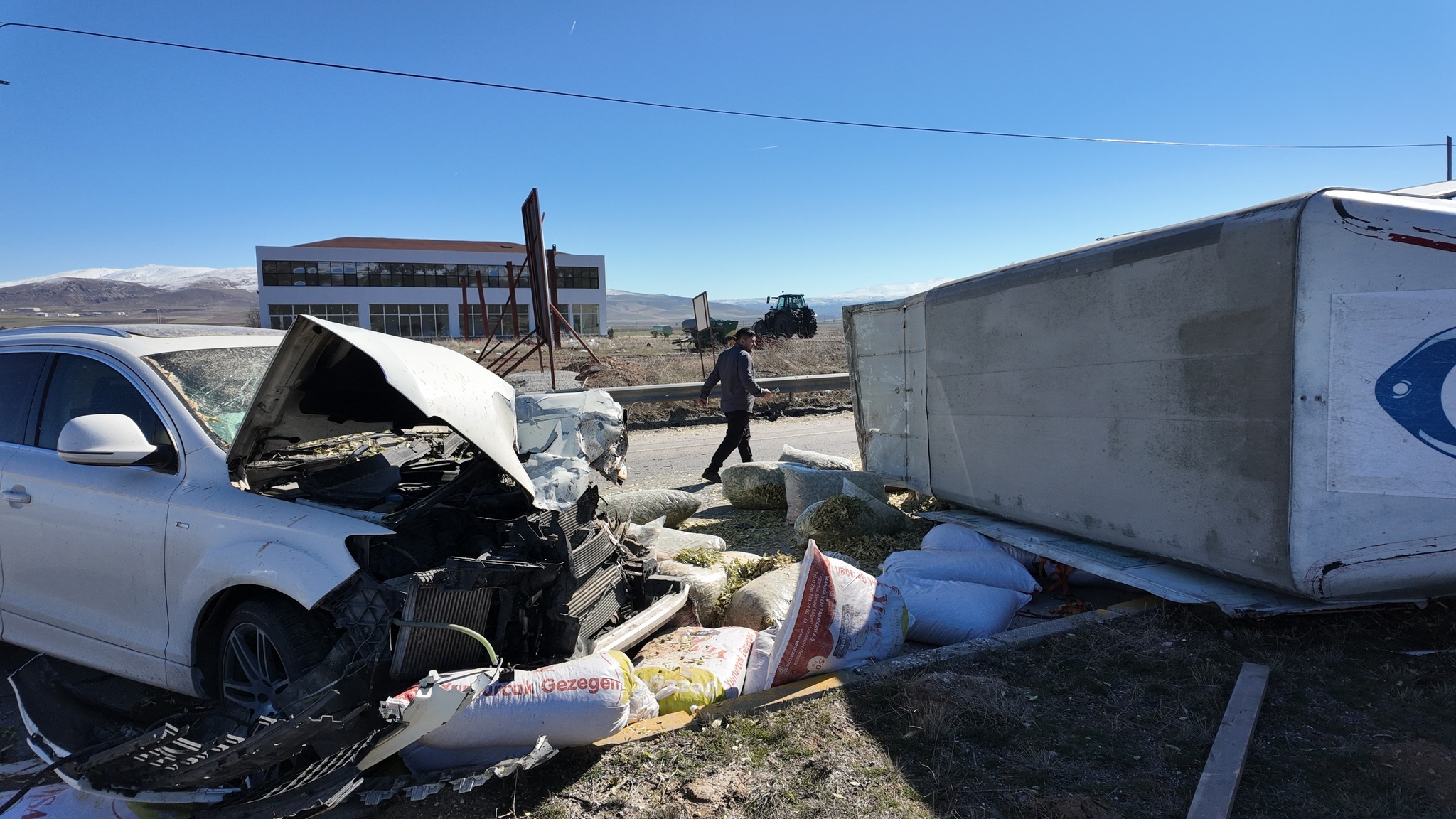 Sivas'ta zincirleme trafik kazasında 2 kişi yaralandı