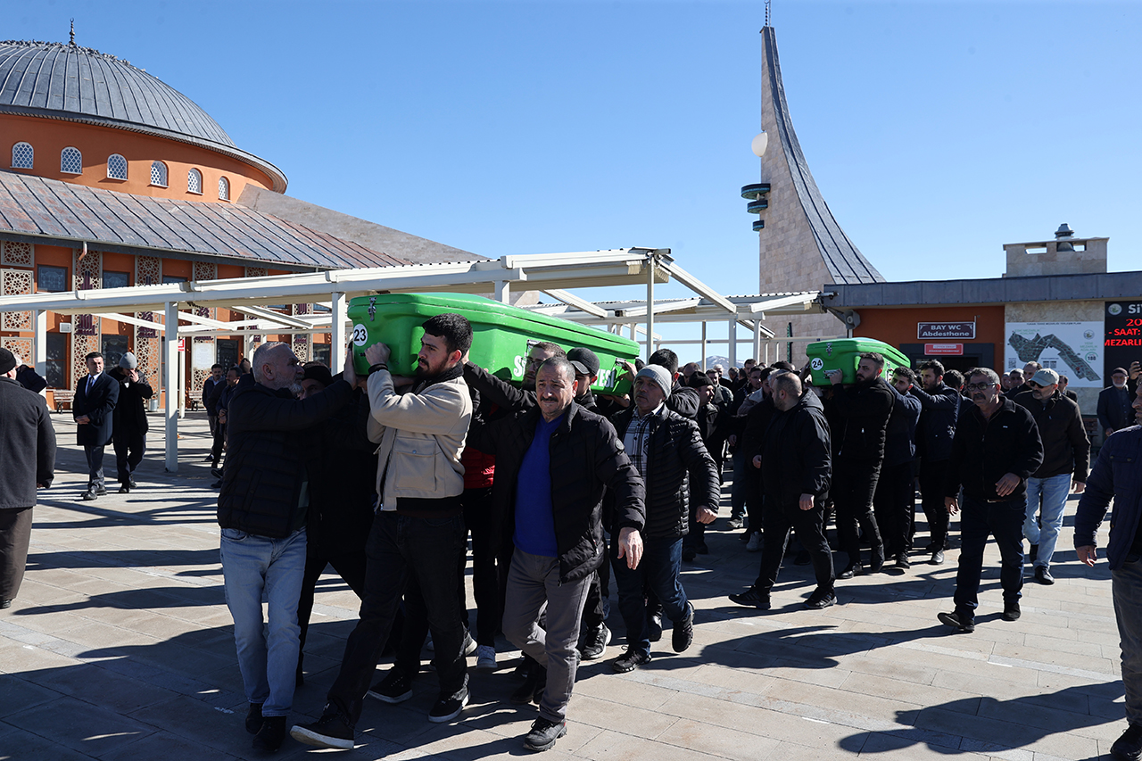 Sivas'ta trafik kazasında vefat eden gelin kaynana toprağa verildi!
