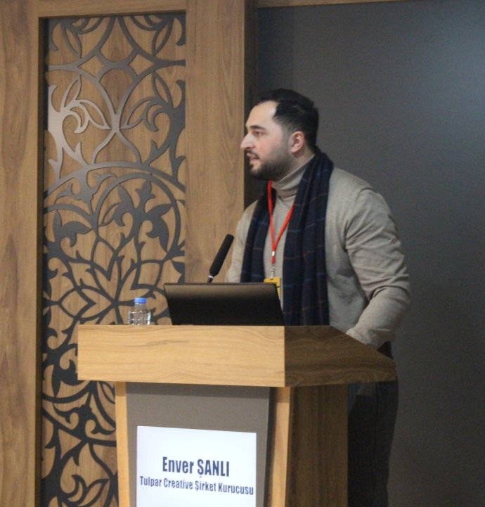 Öğrencilere kariyer  yolculuğunu anlattı