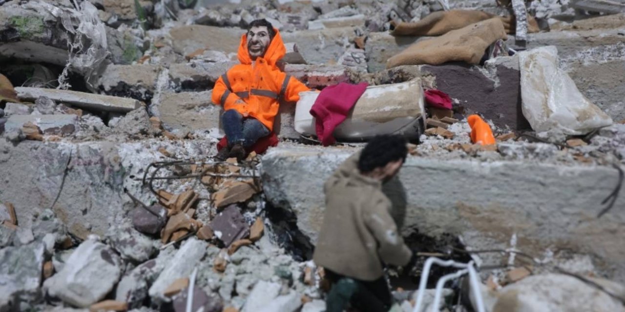 Enkaz altındaki kızının elini bir an olsun bırakmayan babanın yaşadıklarını minyatüre dönüştürdü