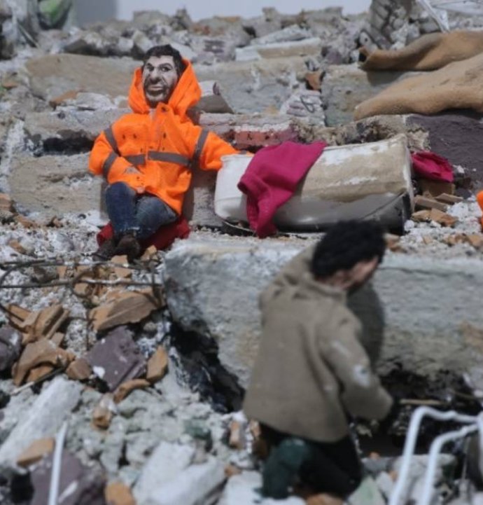 Enkaz altındaki kızının elini bir an olsun bırakmayan babanın yaşadıklarını minyatüre dönüştürdü