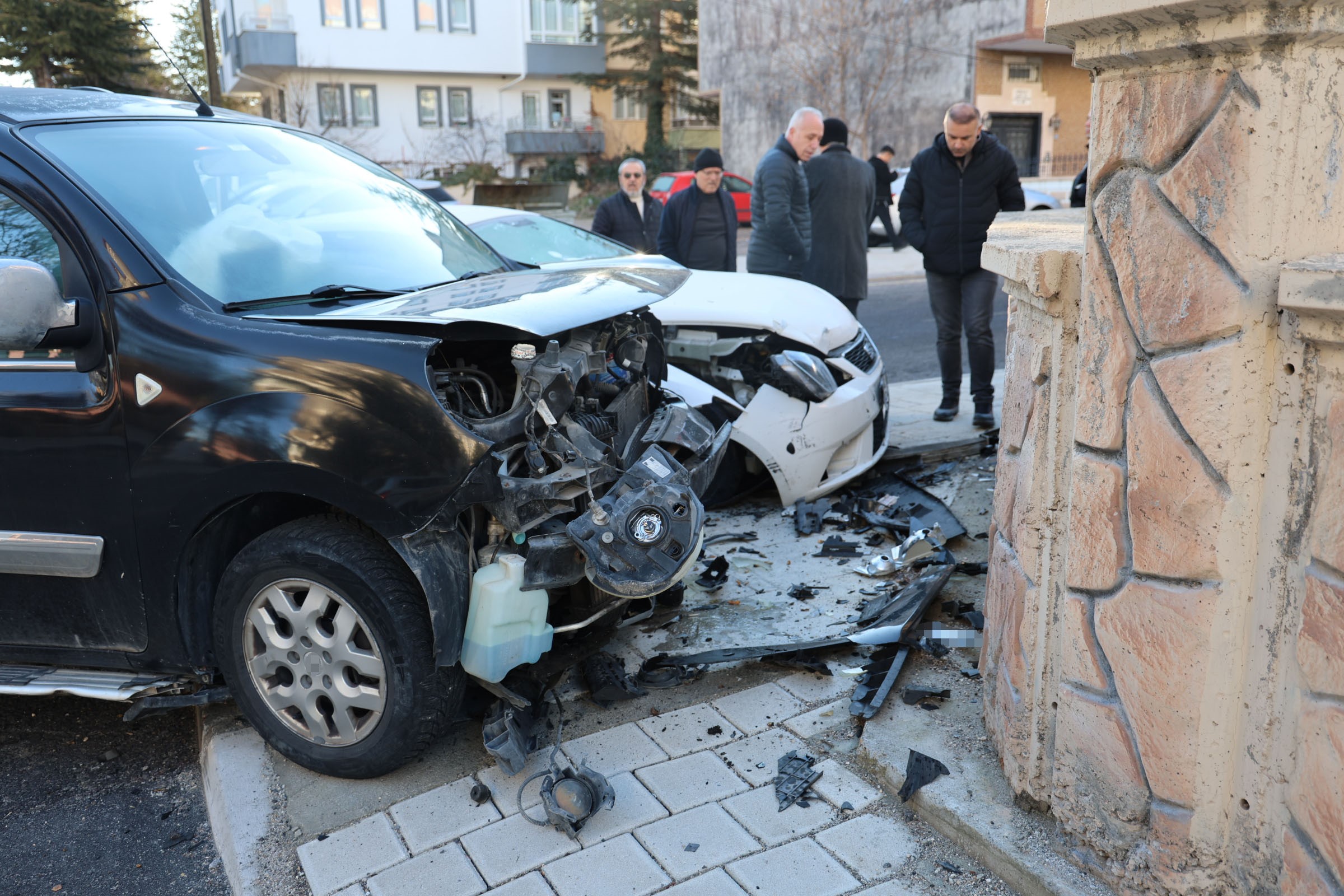 Buzlu camla trafiğe çıktı, kazaya neden oldu: 2 yaralı
