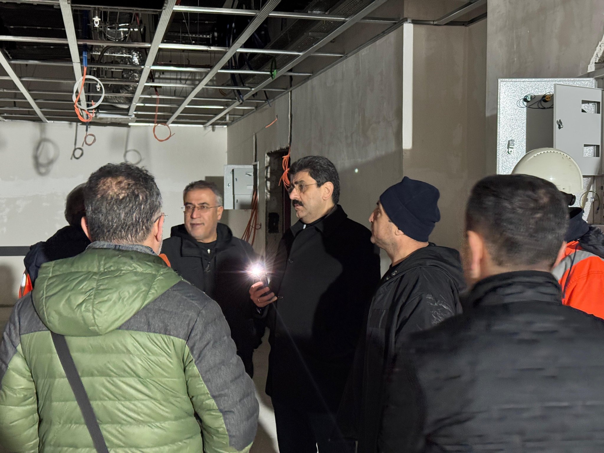 Hastane çalışmalarını yerinde inceledi