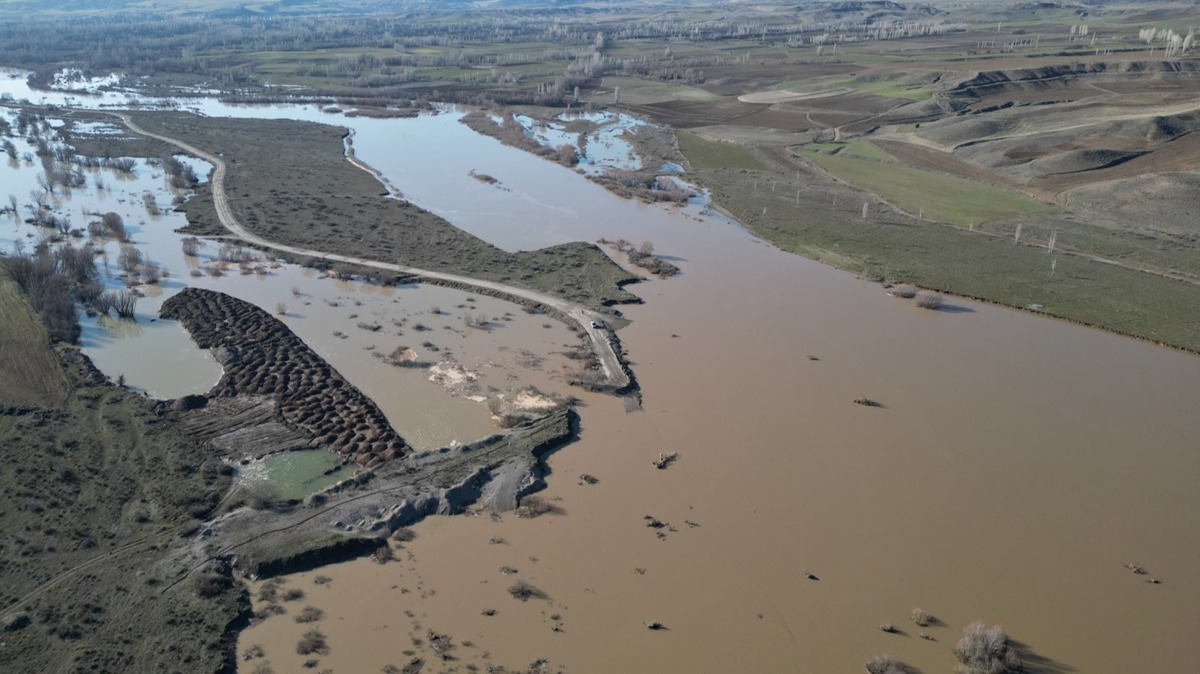 Sivas'ta ekili alanlar sular altında kaldı