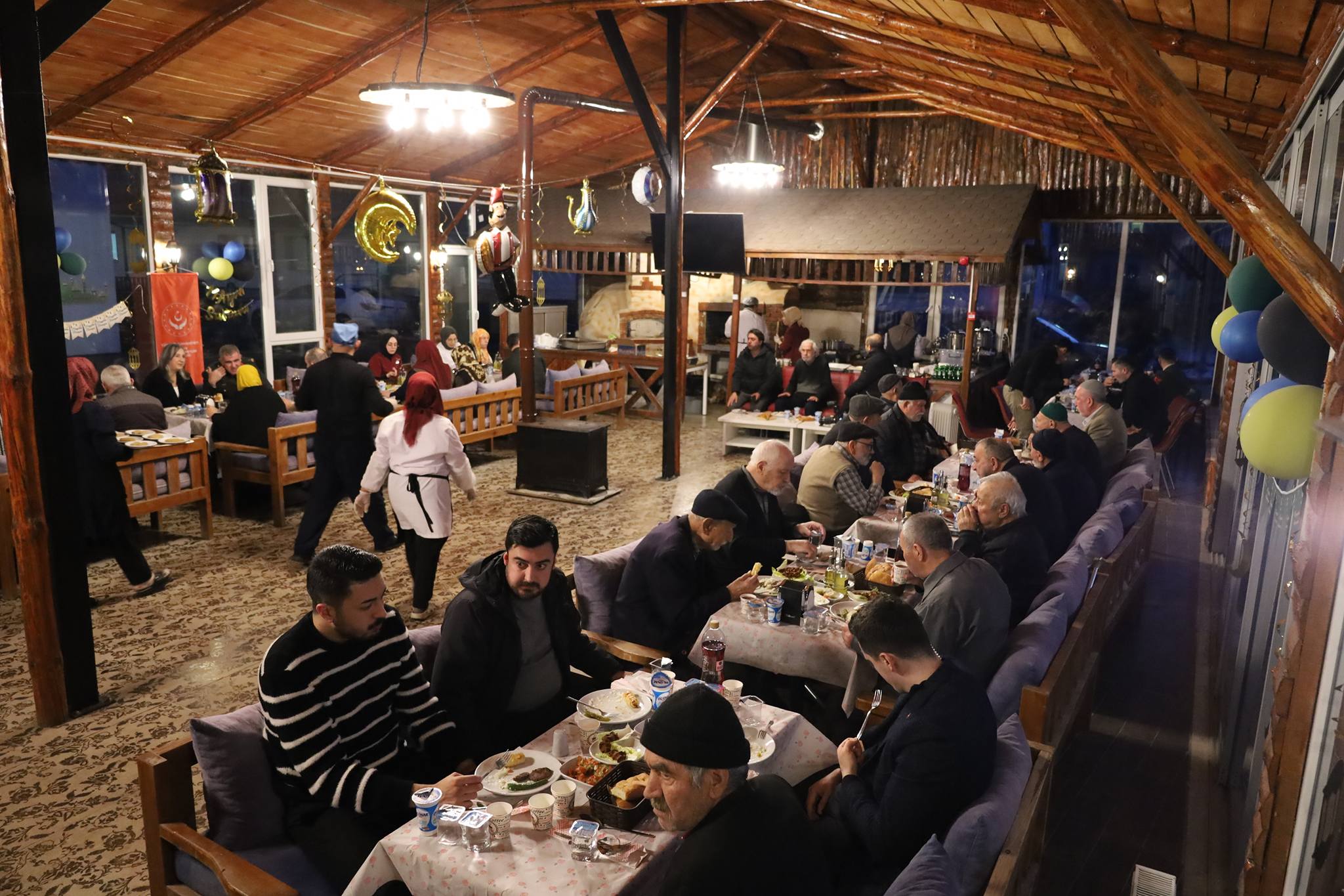 Şimşek çifti yaşlılarla aynı sofrayı paylaştı