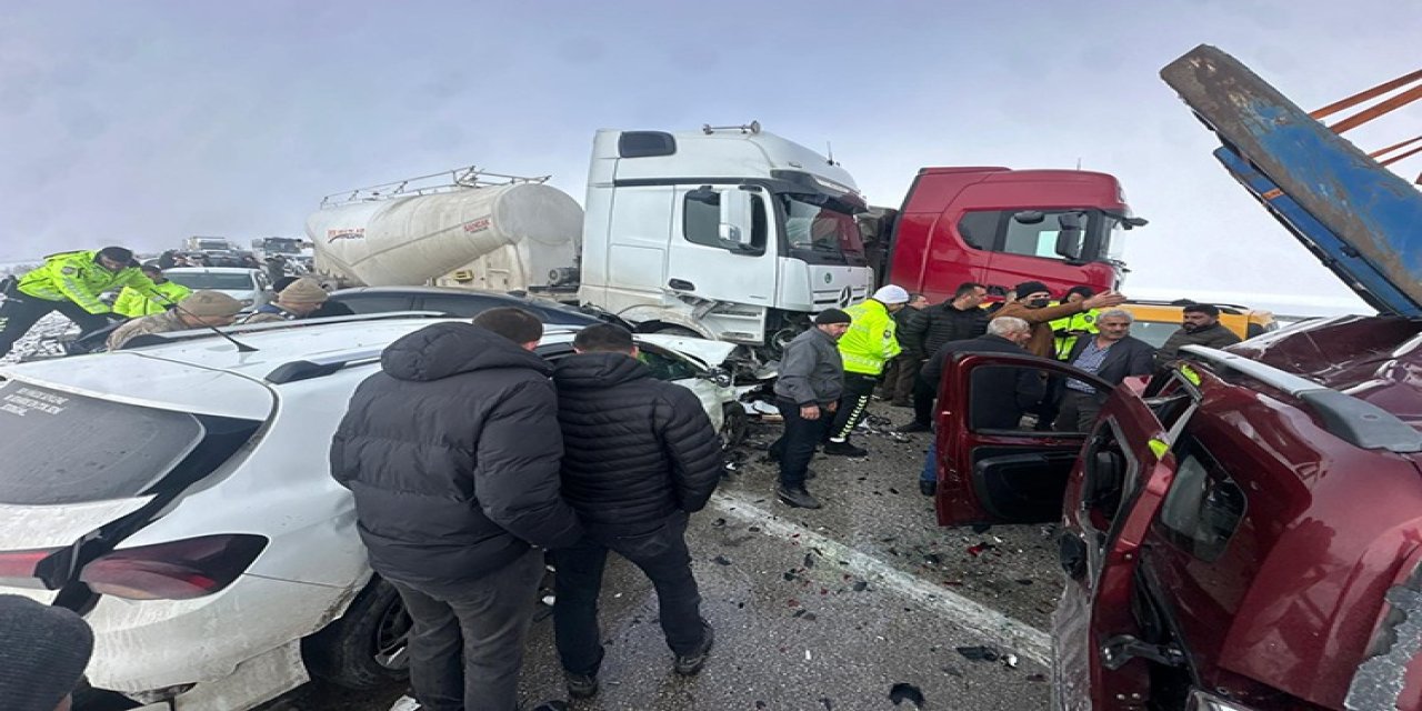 Erzurum'da zincirleme kaza: 20 yaralı