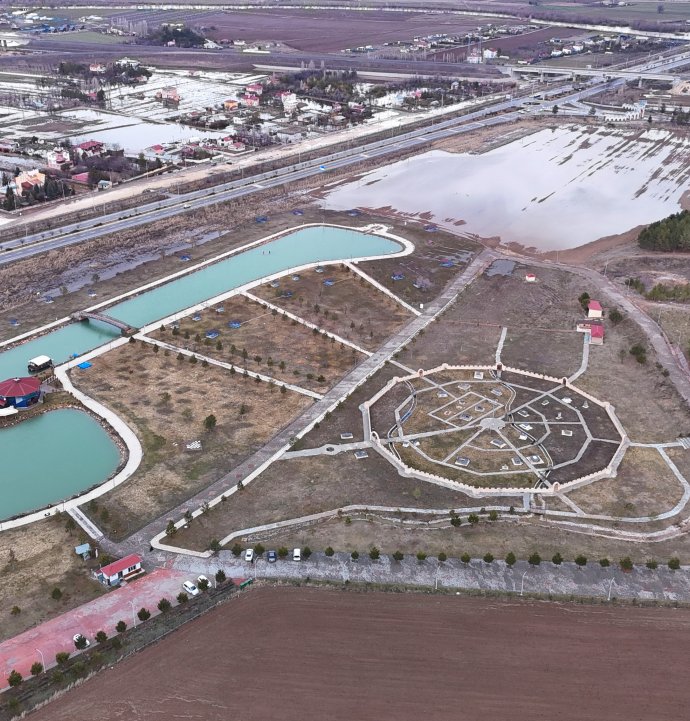 Sivas’ta yağmur suları ikiz gölet oluşturdu