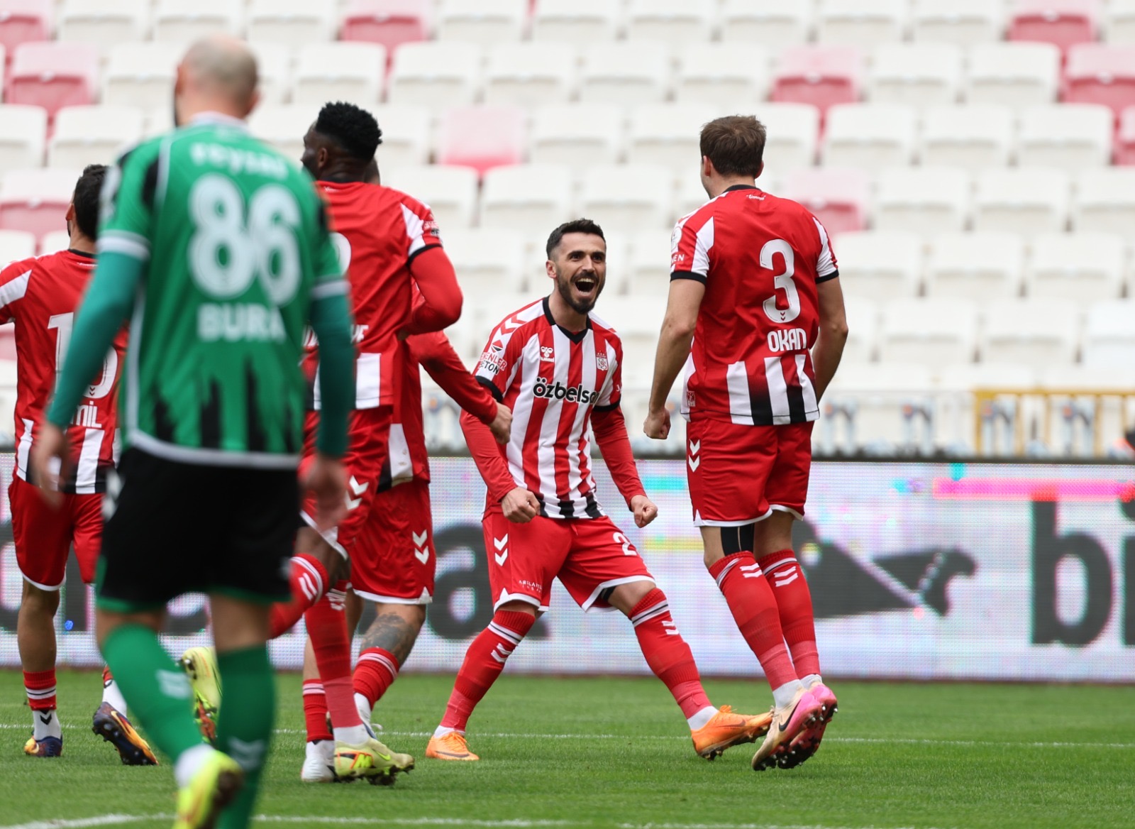 Sivasspor 4 golle nefes aldı